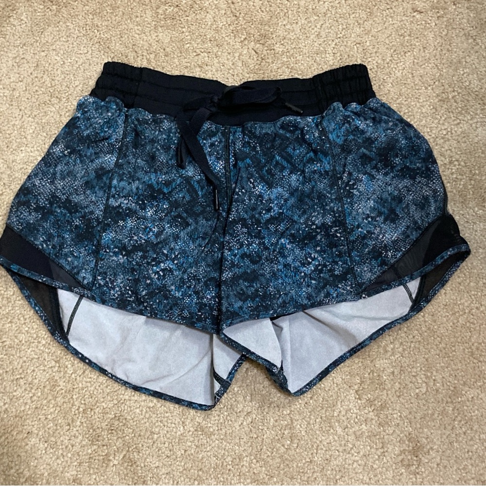 Lululemon Hotty Hots Size 8 Inseam 4"